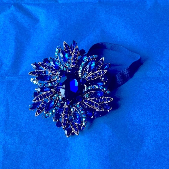 💙 TIEKS SAPPHIRE JEWELED FLOWER 💙 NWOT 💙 - Picture 1 of 16